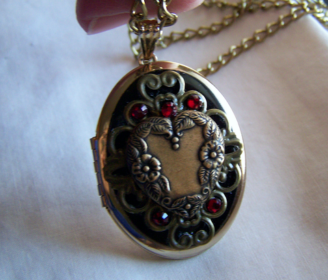Music Box Locket, plays You Are My Sunshine | Accessories, Jewels, Locket  necklace